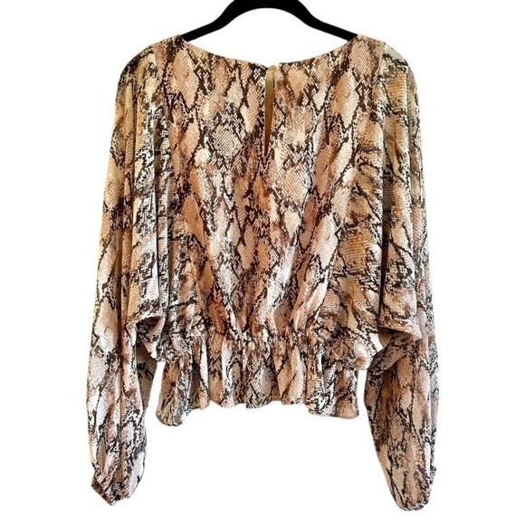 ALTAR’D STATE, NWT,WOMENS SNAKE PRINT, PEPLUM BLOUSE. FULL RAGLAN SLEEVE SIZE S - Picture 5 of 10